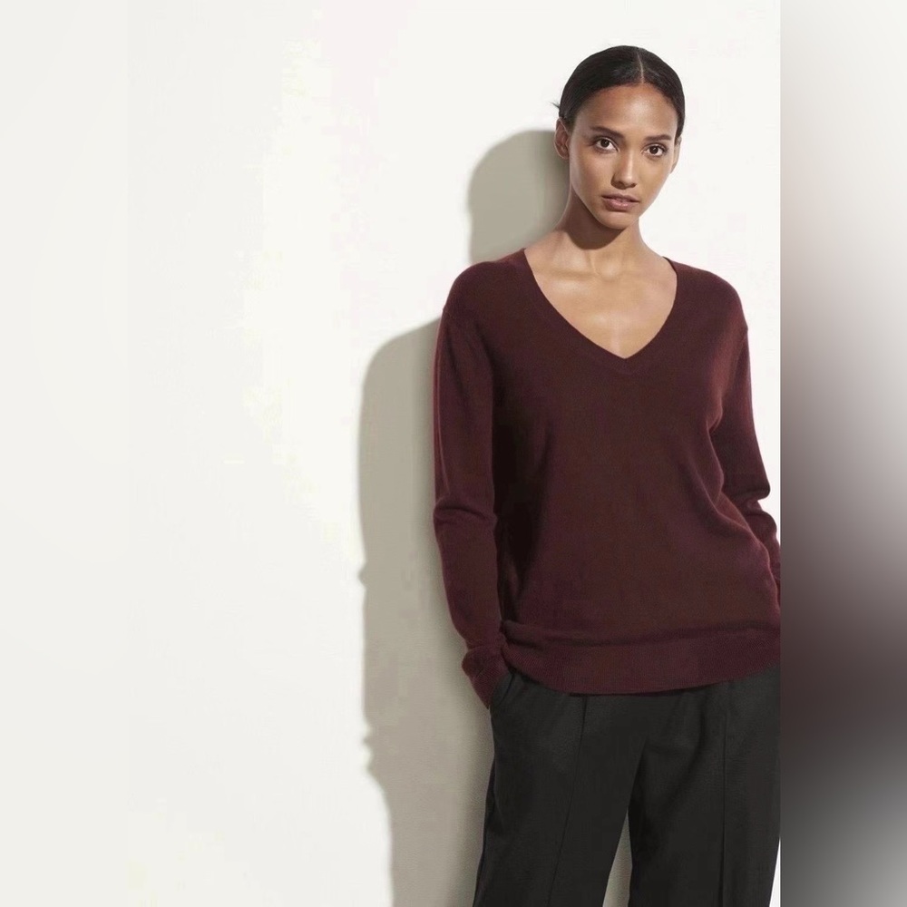 NWT Vince Weekend V-Neck Cashmere Sweater in Black Plum - Picture 2 of 5